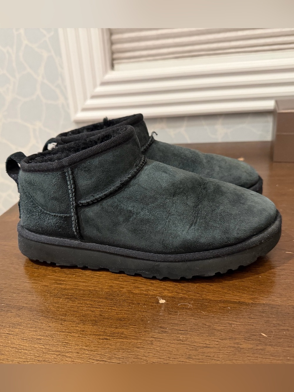 Ugg Women classic Ultra Black shearling Bootie
